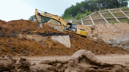 挖机视频公路建设道路塌方挖掘机施工