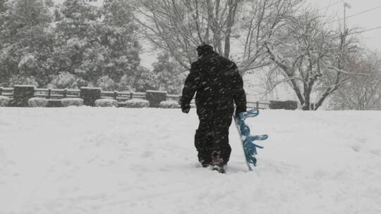 一名男子拖着他的滑雪板