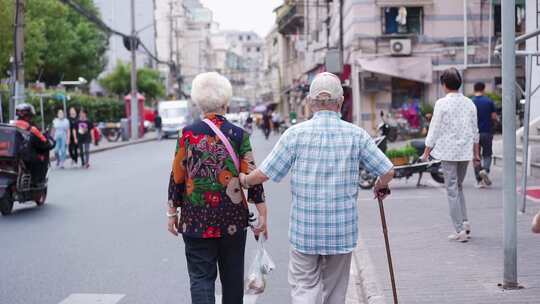 上海街头老夫妻手牵手买菜