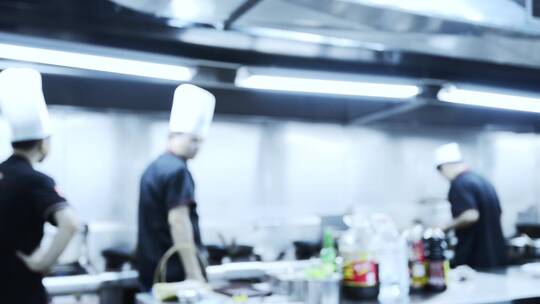 餐厅厨房的厨师忙碌模糊的身影后厨准备食材