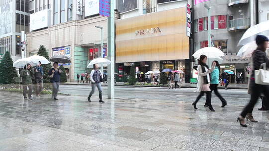 上海多雨街道的行人