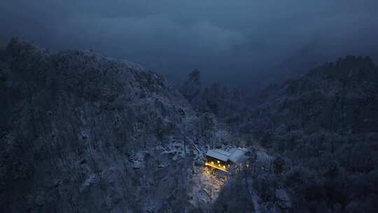 湖北武当山深山民宿冬天大雪夜晚灯光