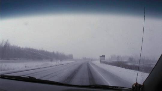 在积雪的道路上行驶的汽车视频素材模板下载