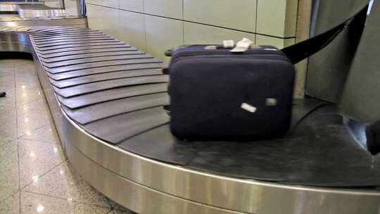 行李在机场传送带上视频素材模板下载