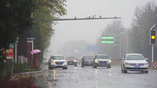 雨天小路口