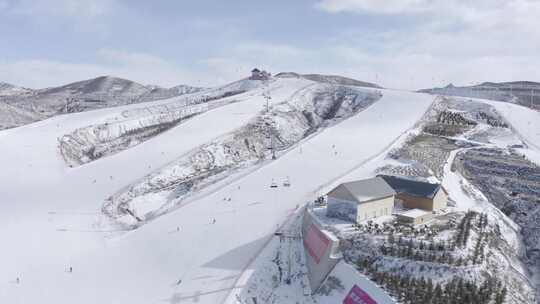 航拍内蒙古呼和浩特马鬃山滑雪场冬季雪景