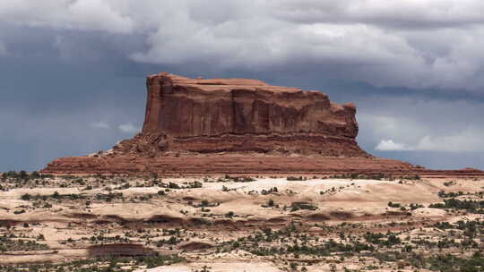 荒漠中的巨大岩石