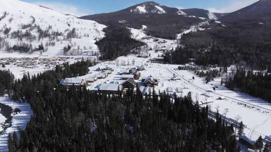 航拍新疆冬季喀纳斯河流晨雾雪山森林雪景