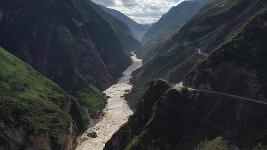 云南虎跳峡金沙江公路交通自然风光视频素材模板下载