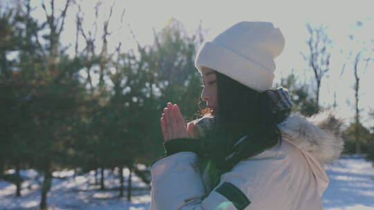 雪地里的幸福青年情侣