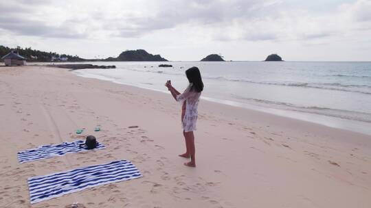 泳衣美女在海滩上自拍