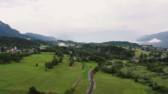 航拍穿越高山村庄的铁路