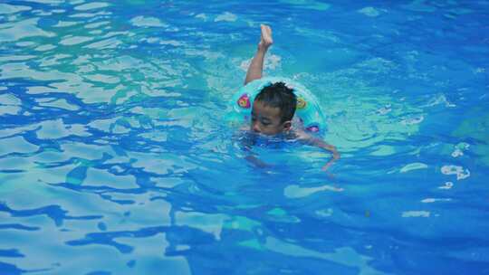 露天游泳池儿童游泳玩耍