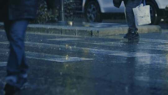 雨夜城市街道车流景象