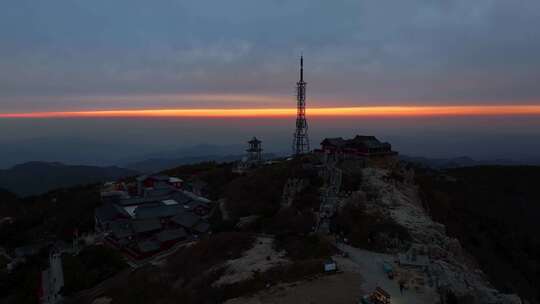 泰山极顶暮色下的山峦风光