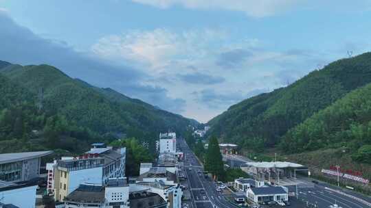 雨后的安徽黄山市黄山区汤口镇旅游景区小镇