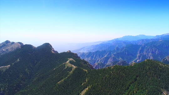 航拍贺兰山、草原、树林、吊桥、奇特岩石