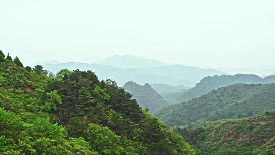 夏季金山岭长城早晨阴雨雾气风光