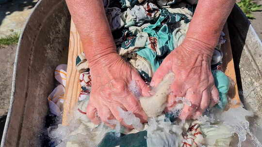乡村搓衣板上的女性手洗衣服