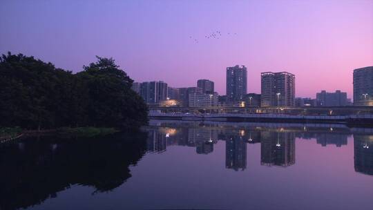 广州流花湖公园湖景与华灯初上城市夜景