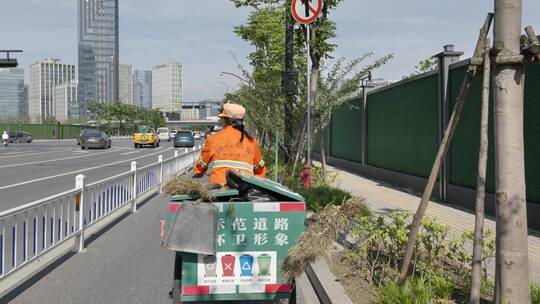 清晨街头工作的环卫工人