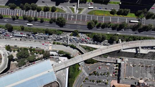 墨西哥城城际列车圣达菲站附近交通缓慢