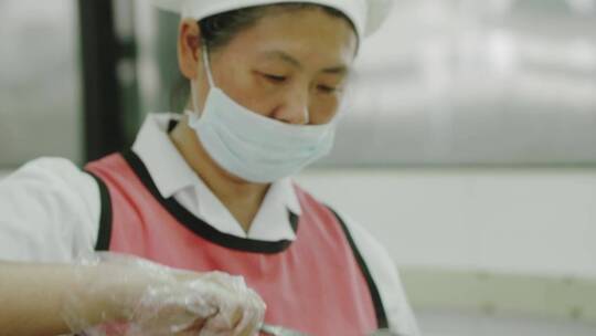 学校饭堂阿姨打饭分饭食物学校餐饮学校伙食