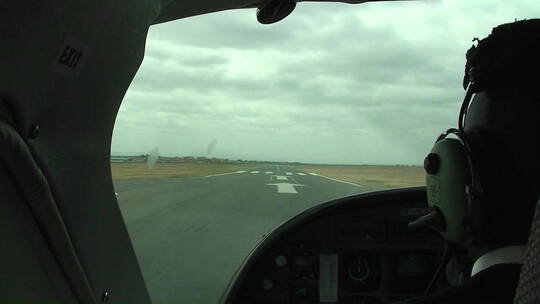 一架小型飞机从跑道上起飞视频素材模板下载