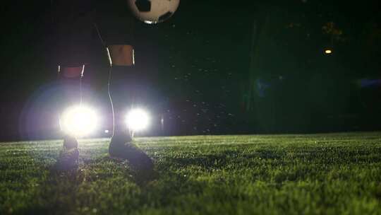 绿色草坪和灯光足球运动员