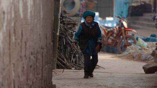 云南农村视频西南农村彝族老年妇女