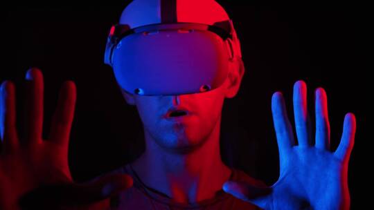 使用VR设备体验虚拟世界的人