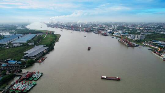 上海黄浦江岸码头风光