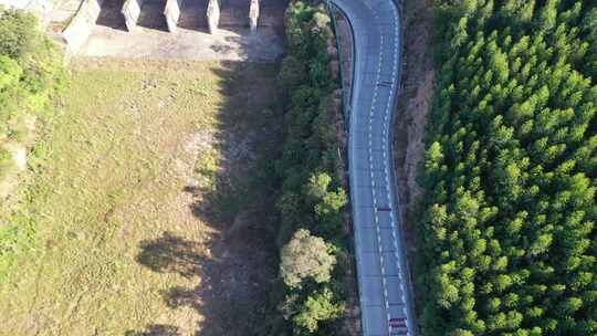 航拍森林中的公路