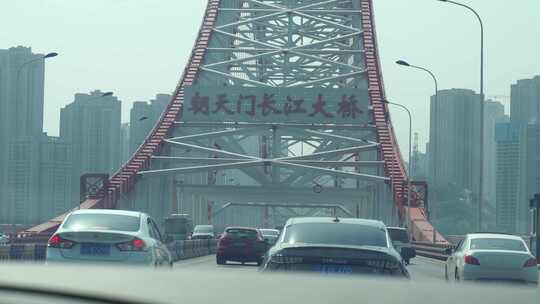 驾驶室车窗外第一视角重庆朝天门长江大桥梁