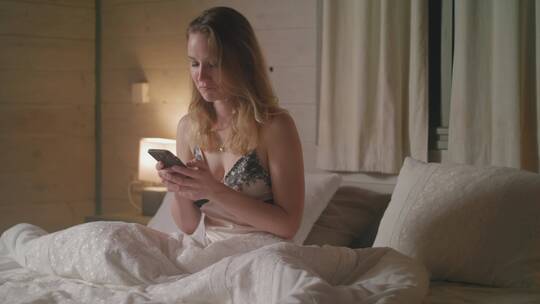 在床上看手机的女人