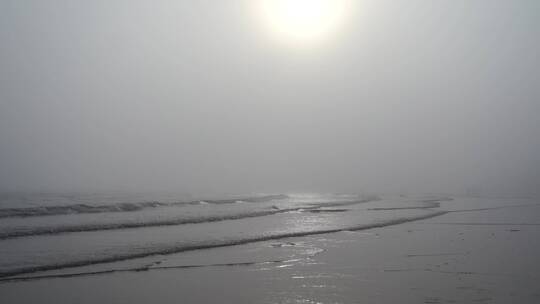 阴天大海阴雨天雾天海边沙滩阳光海滩海浪水视频素材模板下载