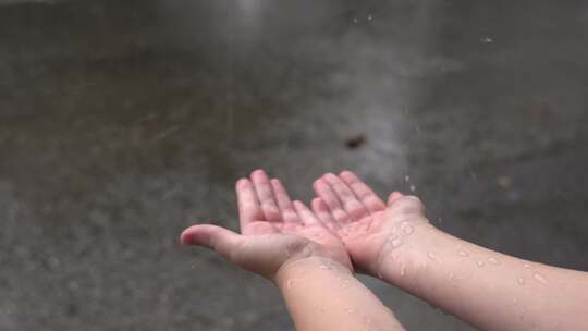 双手接雨水感受自然