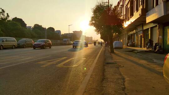 夕阳下的马路边