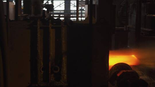 钢厂里生产的红热管视频素材模板下载