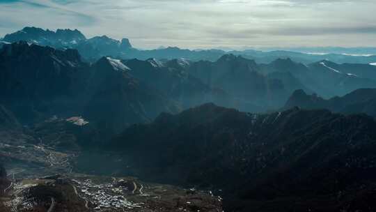 藏区川西延绵山峰