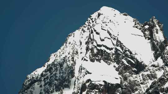 高原蓝天白云雪山