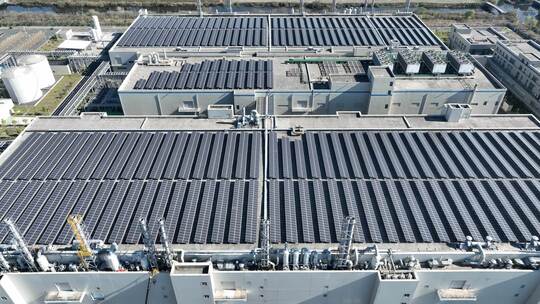 现代工厂屋顶太阳能光伏发电板