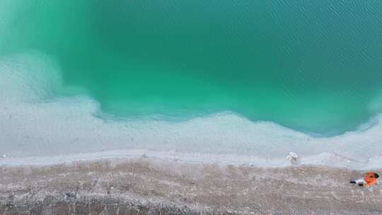 青海海西大柴旦翡翠湖人物水面航拍视频