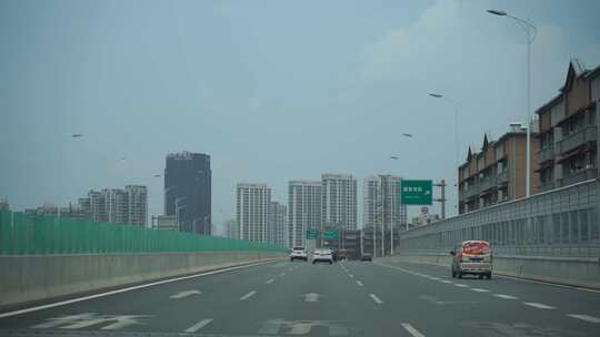 汽车行驶在城市道路车流交通车辆车窗外风景