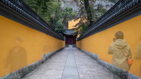 新昌大佛寺黄色围墙走廊过道人流延时摄影视频素材模板下载