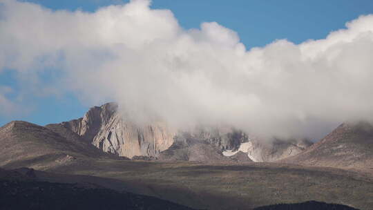 高耸入云的山脉视频素材模板下载