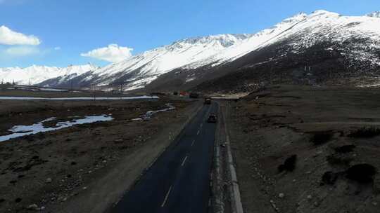 西藏昌都航拍川藏线东达山自驾游的车辆