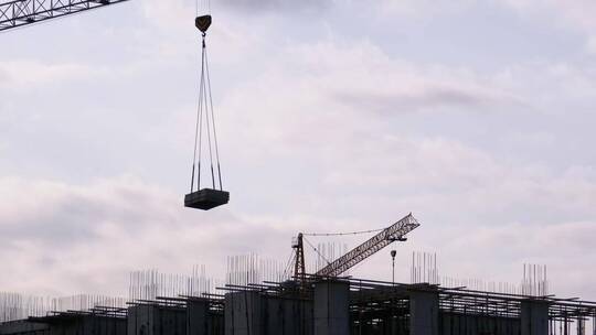 建筑工地上的载重塔式起重机视频素材模板下载