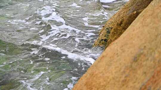 大海海浪浪花拍打礁石升格慢镜头