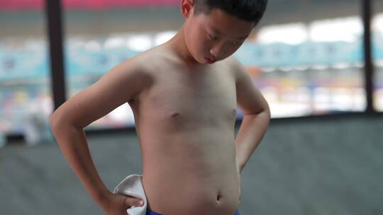 游泳馆里的比赛小男孩热身